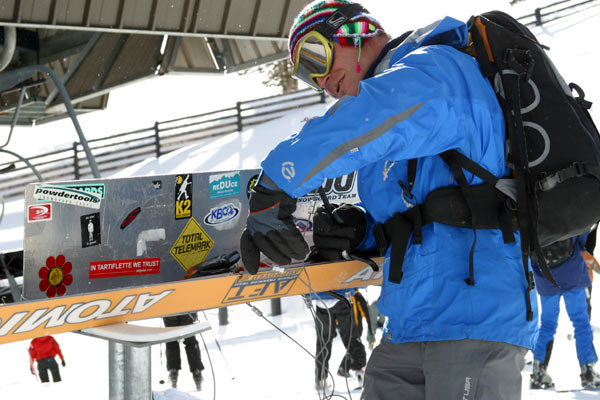 Arnold, kiné du team Atomic règle ses skis