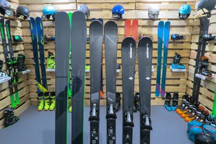 Skis Elan, chaussures Roxa et accessoires Uvex 2019