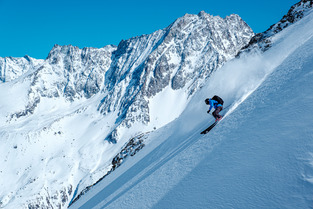 Skipass (en peaux de phoque) dans le Val d'H&eacute;rens (1/2)