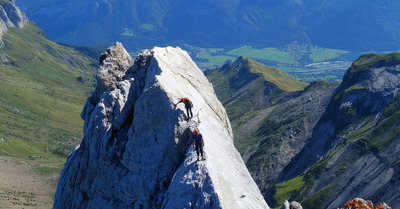 Escalade :  course d'ar&ecirc;te face au Mont-Blanc