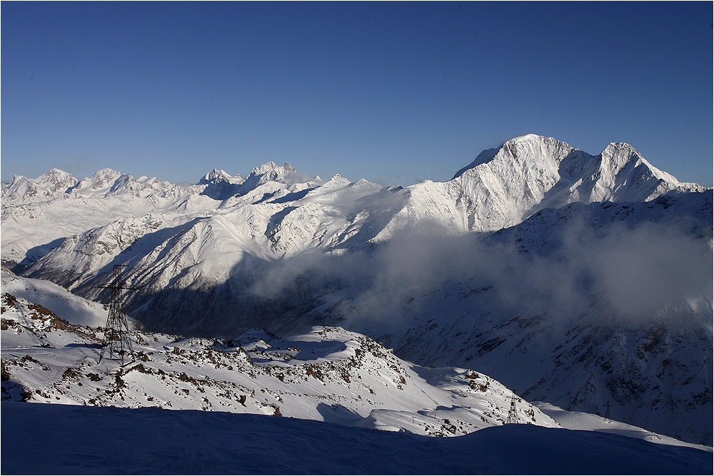 Vue depuis l'un des versants de l'Elbrus, sur la vall&eacute;e de Terskol. C'est tout entre 3500 et 5000 m.
