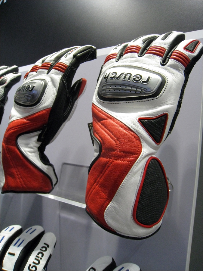 Gore-Tex : les gants de racing Reusch (pro model Goldorak).