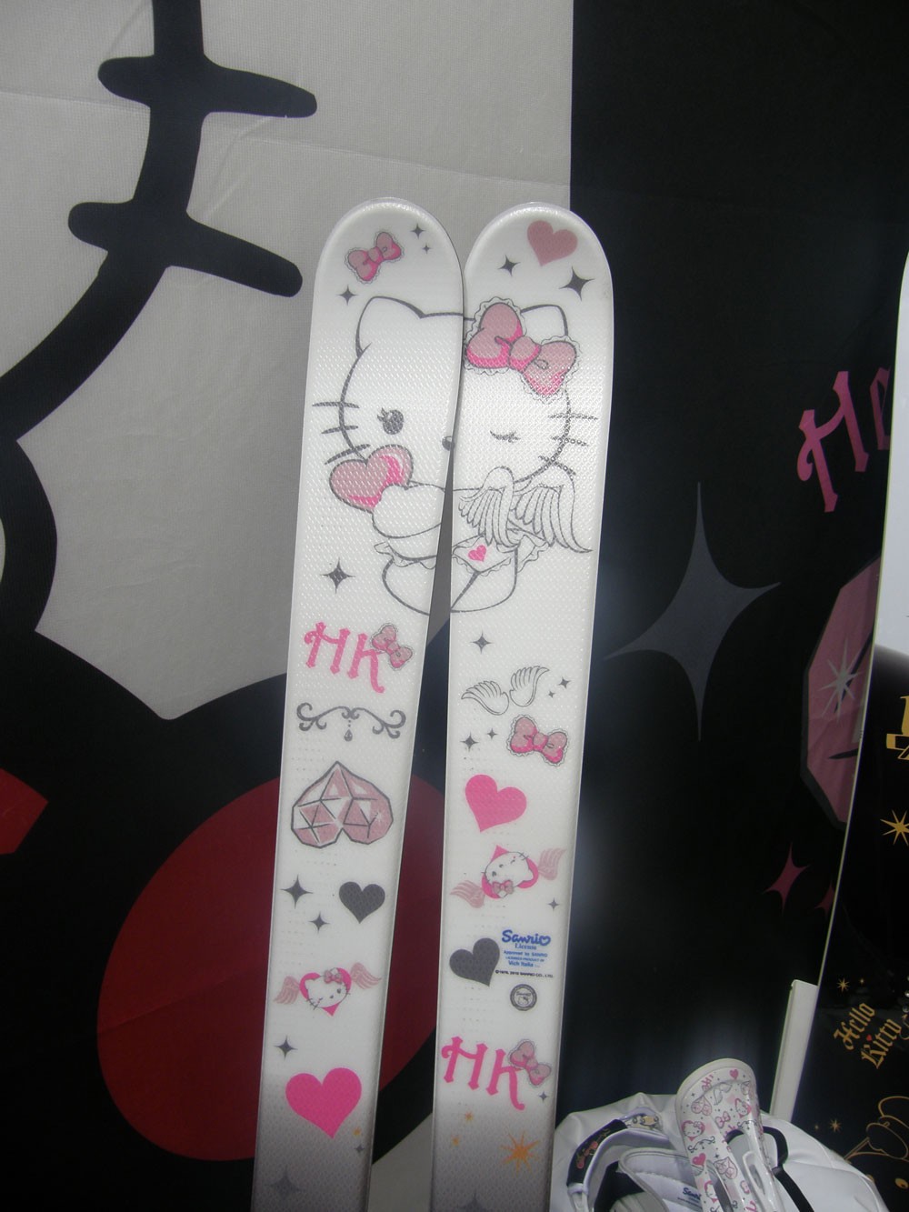 Et les skis Hello Kitty !