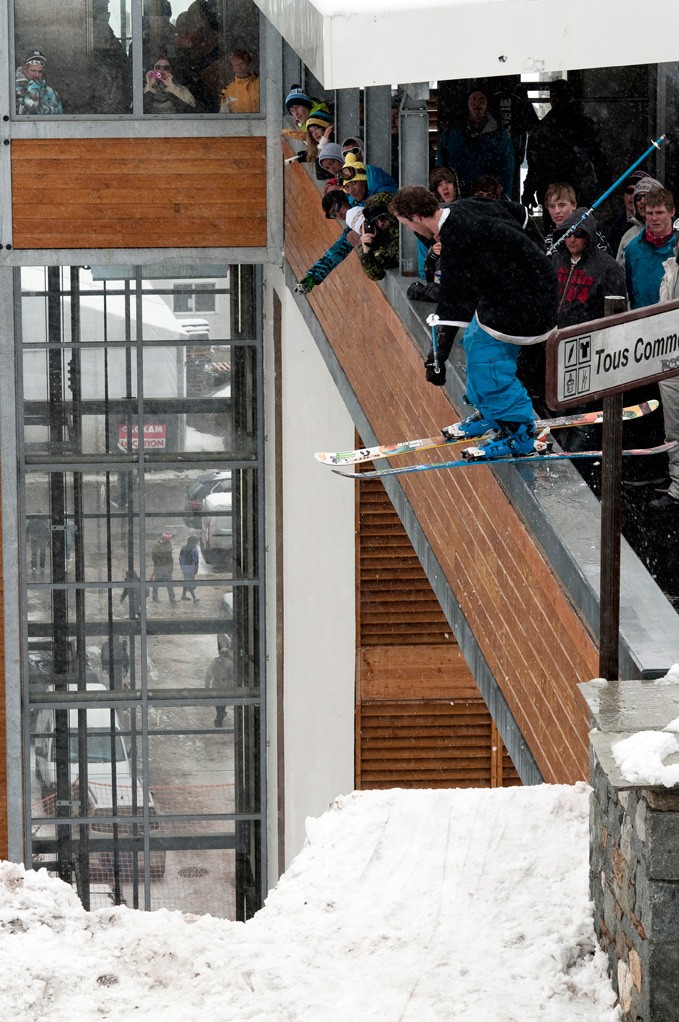 Sorti des finales de slopestyle, Tom profite du terrain urbain de Tignes (photo : Jan Holger-Engberg).