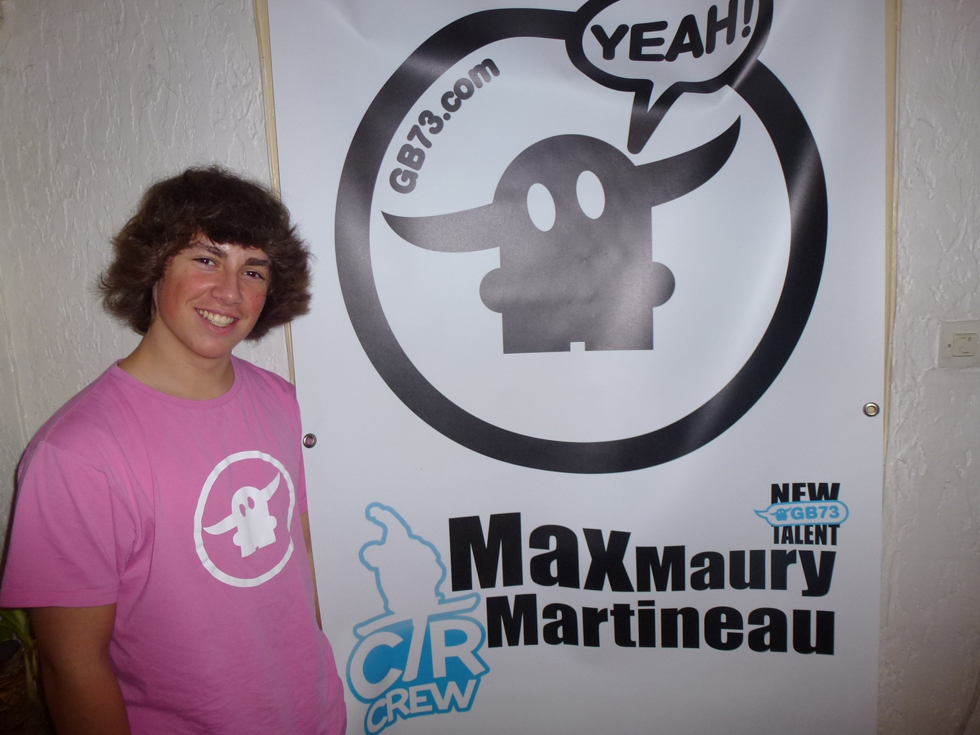 2011 - Max pose devant son affiche