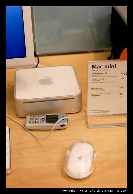 de passage par l'Apple Store pour constater de mes yeux que le Mac Mini est vraiment mini, m&ecirc;me &agrave; cot&eacute; de mon tel...