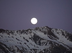 La lune s'en va sur le Lautaret