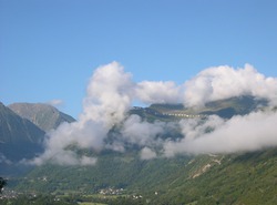 le plat d'adet cerné par les nuages