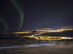 Vue sur Tromsø pendant la nuit polaire