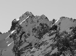 série la montagne en noir et blanc