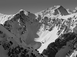 série la montagne en noir et blanc