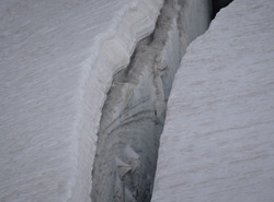 Zoom crevasse Glacier Sassière